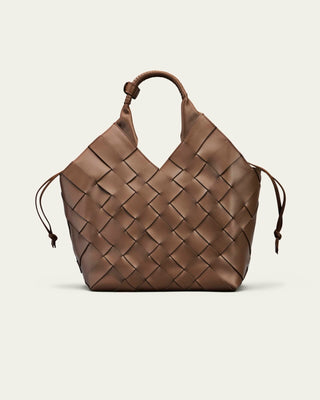 Cala Jade misu large. Brown woven handbag on a light beige background