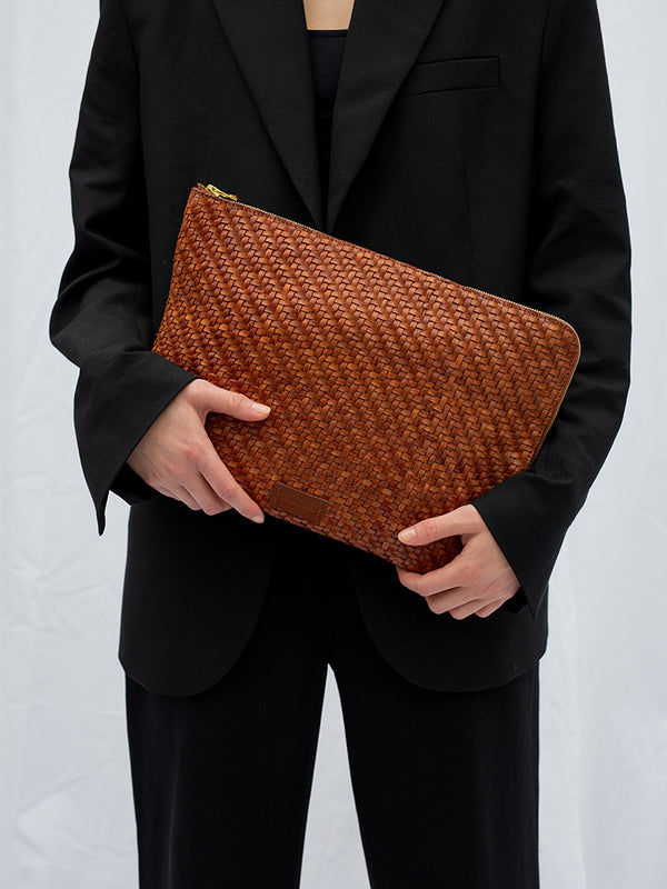 Cala Jade large leather pouch on model 1